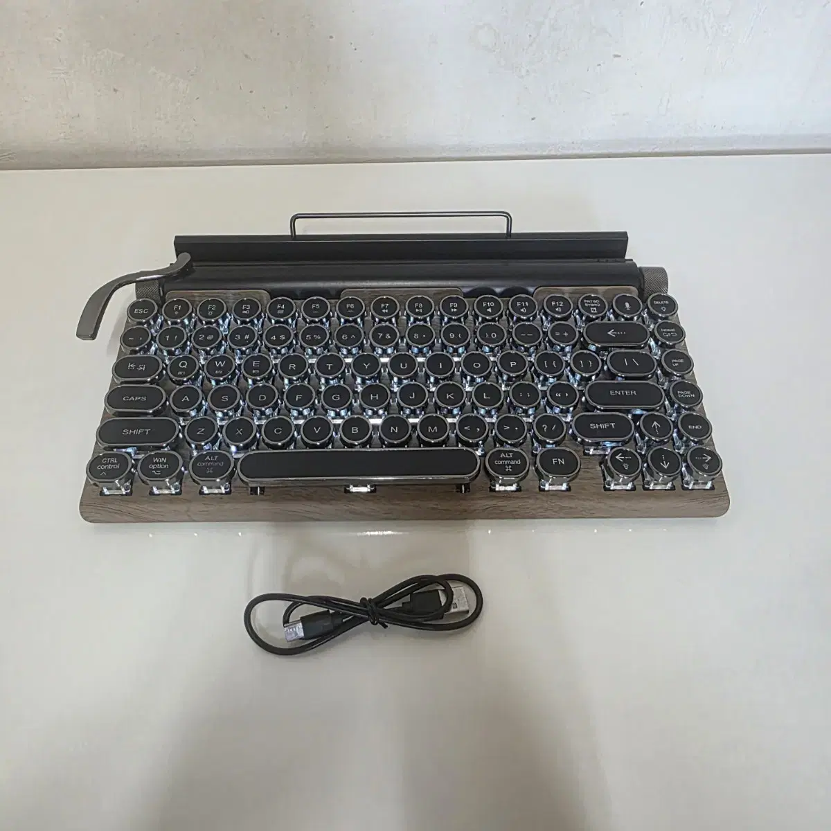 ML-981 レトロBluetoothメカニカルキーボード ML-981 レトロBluetoothメカニカルキーボード 981 Retro Express